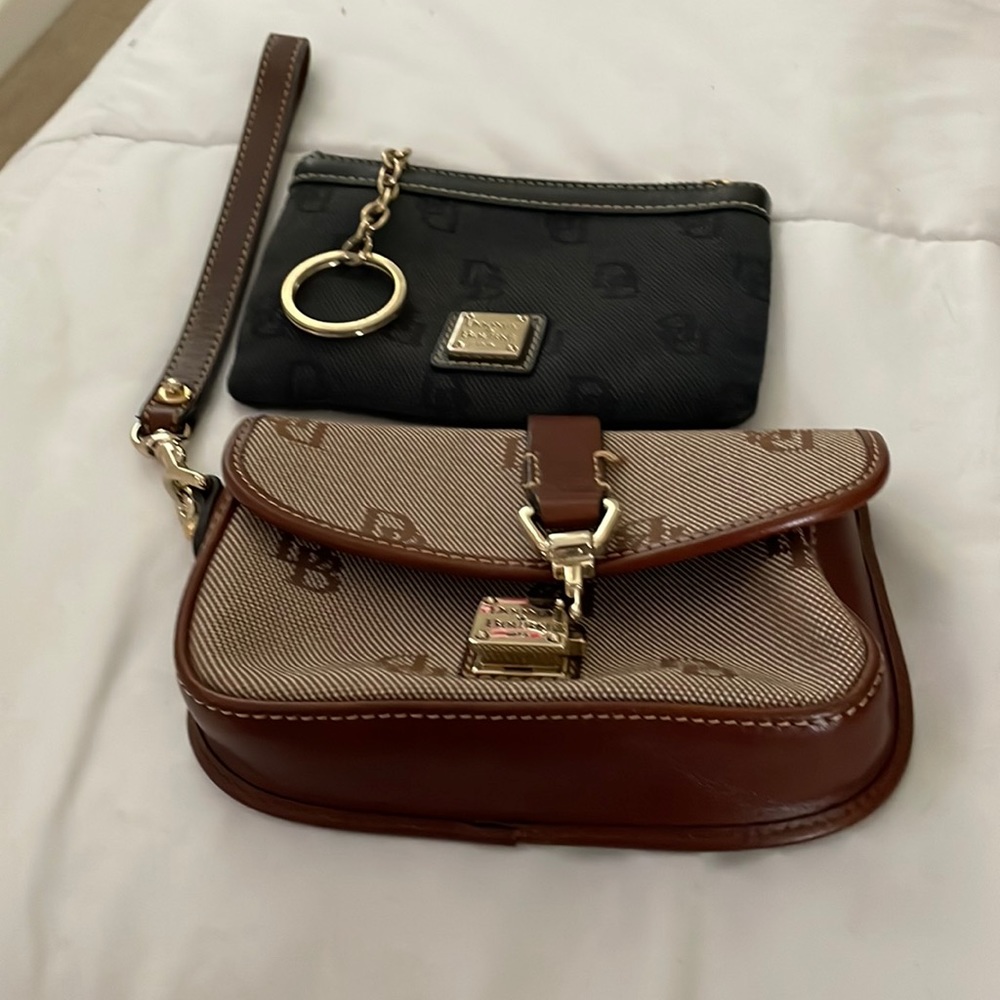 Dooney & Bourkey wristlet in great conditions, the black will come free.